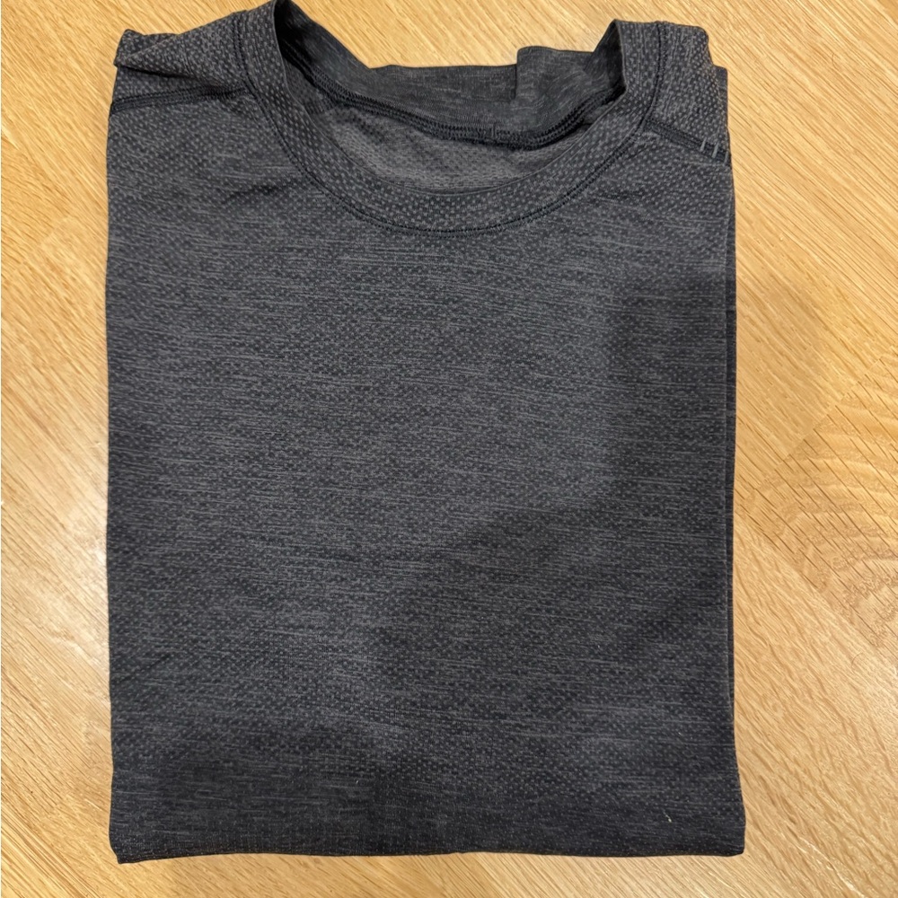 Men's lululemon tee worn a few times size medium